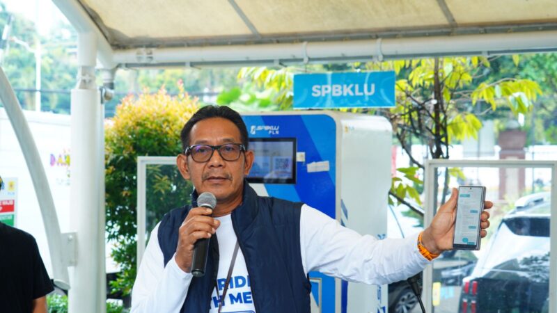 Foto: General Manager PLN UID Jakarta Raya, Moch. Andy Adchaminoerdin, memberikan penjelasan langsung kepada peserta EV Rides With Media tentang cara mencari lokasi SPKLU dan melakukan pengisian daya motor listrik melalui aplikasi PLN Mobile.