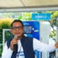 Foto: General Manager PLN UID Jakarta Raya, Moch. Andy Adchaminoerdin, memberikan penjelasan langsung kepada peserta EV Rides With Media tentang cara mencari lokasi SPKLU dan melakukan pengisian daya motor listrik melalui aplikasi PLN Mobile.