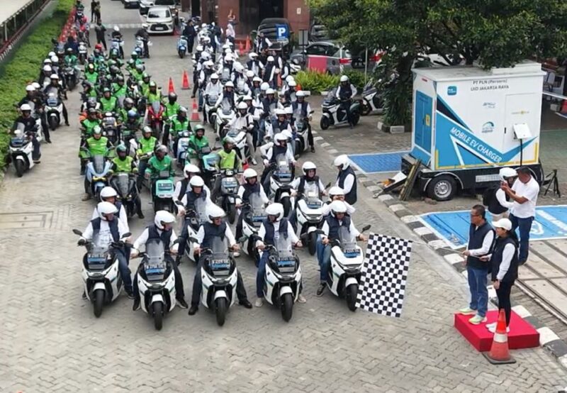 Foto: EV Rides With Media menjadi bukti nyata kolaborasi antara PLN, rekan media, dan komunitas pengguna motor listrik dalam mengampanyekan mobilitas rendah emisi demi udara Jakarta yang lebih bersih.