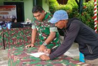 Foto : Koramil 1710-02/Timika Dampingi Warga Urus Dokumen Kependudukan.