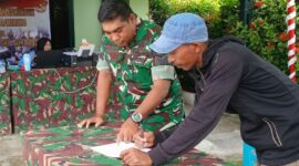 Foto : Koramil 1710-02/Timika Dampingi Warga Urus Dokumen Kependudukan.