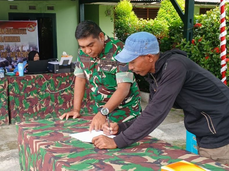 Foto : Koramil 1710-02/Timika Dampingi Warga Urus Dokumen Kependudukan.