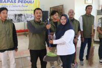 Foto: Sejumlah klien pemasyarakatan Bapas Kelas I Jakarta Barat mengikuti Aksi Sosial Gerakan Nasional Pemasyarakatan Klien Bapas Peduli di Panti Sosial Tresna Werdha Budi Mulia II, Cengkareng, Jakarta Barat, Jumat (5/12/2025).