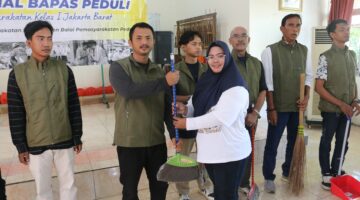 Foto: Sejumlah klien pemasyarakatan Bapas Kelas I Jakarta Barat mengikuti Aksi Sosial Gerakan Nasional Pemasyarakatan Klien Bapas Peduli di Panti Sosial Tresna Werdha Budi Mulia II, Cengkareng, Jakarta Barat, Jumat (5/12/2025).