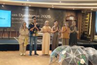 Foto: Para peserta dan model tampil bersama dalam sesi penutupan fashion show pada gelaran Karpas Dyealogue 2025.