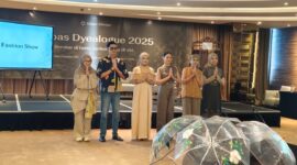 Foto: Para peserta dan model tampil bersama dalam sesi penutupan fashion show pada gelaran Karpas Dyealogue 2025.