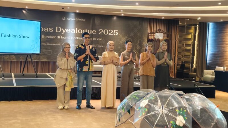 Foto: Para peserta dan model tampil bersama dalam sesi penutupan fashion show pada gelaran Karpas Dyealogue 2025.
