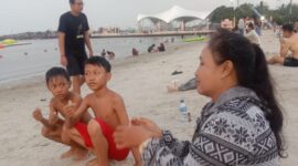 Foto: Indah (35), warga Jatinegara, Jakarta Timur, yang datang bersama dua anaknya, menuturkan bahwa mereka lebih dulu menghabiskan waktu di Ocean Dream Samudra sebelum melanjutkan rekreasi ke area pantai, Minggu (7/12). (Dok-Istimewa)