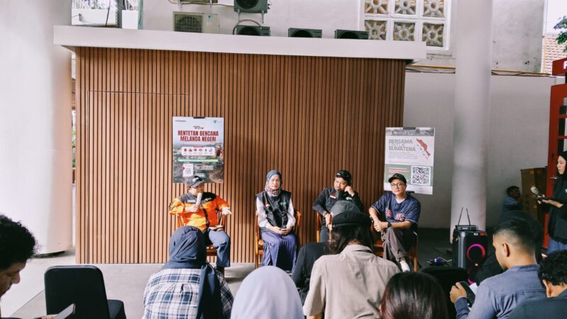 Ratusan korban jiwa meninggal dunia akibat banjir bandang dan tanah longsor yang melanda Sumatra Barat, Sumatra Utara, hingga Aceh.