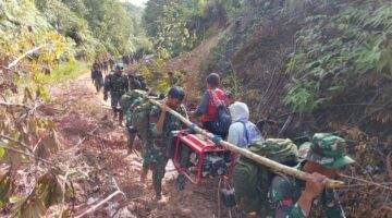 TNI Jalan Kaki 3 Jam Terobos 20 Titik Longsor untuk Salurkan Logistik ke Wilayah Terisolir di Tapteng