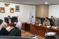 Foto: Ketua Komisi Informasi Provinsi DKI Jakarta, bersama jajaran Bappeda DKI, terlihat berdiskusi dalam kegiatan Sosialisasi Keterbukaan Informasi Publik untuk mendukung perencanaan Jakarta menuju Kota Global.