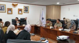 Foto: Ketua Komisi Informasi Provinsi DKI Jakarta, bersama jajaran Bappeda DKI, terlihat berdiskusi dalam kegiatan Sosialisasi Keterbukaan Informasi Publik untuk mendukung perencanaan Jakarta menuju Kota Global.