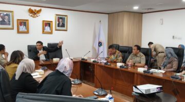 Foto: Ketua Komisi Informasi Provinsi DKI Jakarta, bersama jajaran Bappeda DKI, terlihat berdiskusi dalam kegiatan Sosialisasi Keterbukaan Informasi Publik untuk mendukung perencanaan Jakarta menuju Kota Global.
