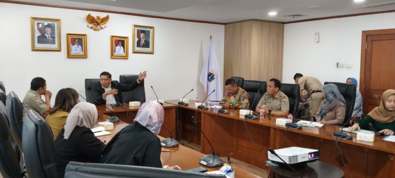 Foto: Ketua Komisi Informasi Provinsi DKI Jakarta, bersama jajaran Bappeda DKI, terlihat berdiskusi dalam kegiatan Sosialisasi Keterbukaan Informasi Publik untuk mendukung perencanaan Jakarta menuju Kota Global.