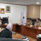 Foto: Ketua Komisi Informasi Provinsi DKI Jakarta, bersama jajaran Bappeda DKI, terlihat berdiskusi dalam kegiatan Sosialisasi Keterbukaan Informasi Publik untuk mendukung perencanaan Jakarta menuju Kota Global.