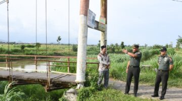Foto: Danrem 081/DSJ meninjau kondisi jembatan gantung tua yang menghubungkan Desa Kendalbulur dan Desa Gempolan di Tulungagung. 