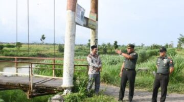 Danrem 081/DSJ Tinjau Jembatan Gantung Tua di Tulungagung, Khawatir Keselamatan Warga