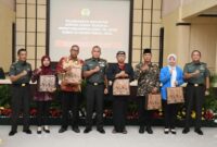 Foto: Danrem 081/DSJ Kolonel Arm Untoro Hariyanto bersama para tokoh masyarakat, pemuda, dan unsur organisasi di Madiun berpose usai kegiatan Komsos Cegah Tangkal Radikalisme dan Separatisme TA 2025 yang digelar di Aula Jenderal Sudirman, Makorem 081/DSJ.