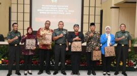 Foto: Danrem 081/DSJ Kolonel Arm Untoro Hariyanto bersama para tokoh masyarakat, pemuda, dan unsur organisasi di Madiun berpose usai kegiatan Komsos Cegah Tangkal Radikalisme dan Separatisme TA 2025 yang digelar di Aula Jenderal Sudirman, Makorem 081/DSJ.