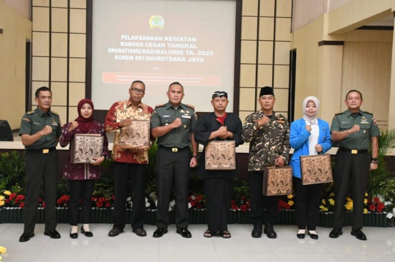 Foto: Danrem 081/DSJ Kolonel Arm Untoro Hariyanto bersama para tokoh masyarakat, pemuda, dan unsur organisasi di Madiun berpose usai kegiatan Komsos Cegah Tangkal Radikalisme dan Separatisme TA 2025 yang digelar di Aula Jenderal Sudirman, Makorem 081/DSJ.