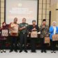 Foto: Danrem 081/DSJ Kolonel Arm Untoro Hariyanto bersama para tokoh masyarakat, pemuda, dan unsur organisasi di Madiun berpose usai kegiatan Komsos Cegah Tangkal Radikalisme dan Separatisme TA 2025 yang digelar di Aula Jenderal Sudirman, Makorem 081/DSJ.
