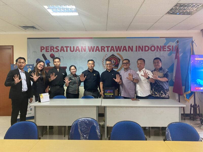 Foto: Ketua PWI Jaya bersama Jajarannya dan Jajaran Menejemen Hotel 88 62 