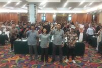 Foto:Peserta kegiatan Sosialisasi Aksi Mitigasi Perubahan Iklim Berbasis Komunitas di Jakarta berfoto bersama usai acara, Kamis (11/12/2025).