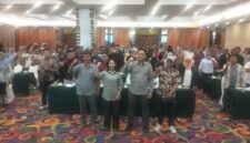 Foto:Peserta kegiatan Sosialisasi Aksi Mitigasi Perubahan Iklim Berbasis Komunitas di Jakarta berfoto bersama usai acara, Kamis (11/12/2025).