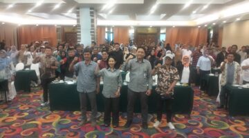 Foto:Peserta kegiatan Sosialisasi Aksi Mitigasi Perubahan Iklim Berbasis Komunitas di Jakarta berfoto bersama usai acara, Kamis (11/12/2025).
