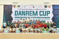 Foto: Para peserta, panitia, dan para juara Kejuaraan Bulutangkis Open Danrem Cup berpose bersama usai penutupan kegiatan di Gedung Serbaguna Graha Gista Jaya, Ponorogo.