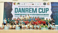 Foto: Para peserta, panitia, dan para juara Kejuaraan Bulutangkis Open Danrem Cup berpose bersama usai penutupan kegiatan di Gedung Serbaguna Graha Gista Jaya, Ponorogo.