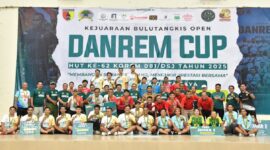 Foto: Para peserta, panitia, dan para juara Kejuaraan Bulutangkis Open Danrem Cup berpose bersama usai penutupan kegiatan di Gedung Serbaguna Graha Gista Jaya, Ponorogo.