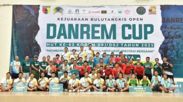 Foto: Para peserta, panitia, dan para juara Kejuaraan Bulutangkis Open Danrem Cup berpose bersama usai penutupan kegiatan di Gedung Serbaguna Graha Gista Jaya, Ponorogo.