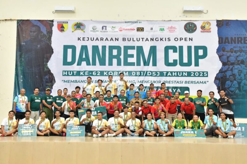 Foto: Para peserta, panitia, dan para juara Kejuaraan Bulutangkis Open Danrem Cup berpose bersama usai penutupan kegiatan di Gedung Serbaguna Graha Gista Jaya, Ponorogo.