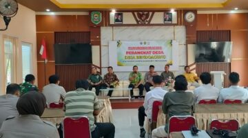 Foto: Koramil 0806-05/Kampak Peltu Rohadi bersama Kapolsek Kampak Iptu Singgih, didampingi Pelaksana Tugas Camat Kampak Drs. Budi Priyono, S.Sos. Kehadiran unsur TNI, Polri.