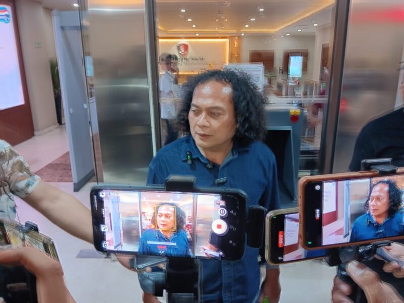 Mantan Gubernur Jawa Barat Ridwan Kamil dikabarkan tengah menghadapi gugatan cerai yang diajukan oleh istrinya ke Pengadilan Agama.