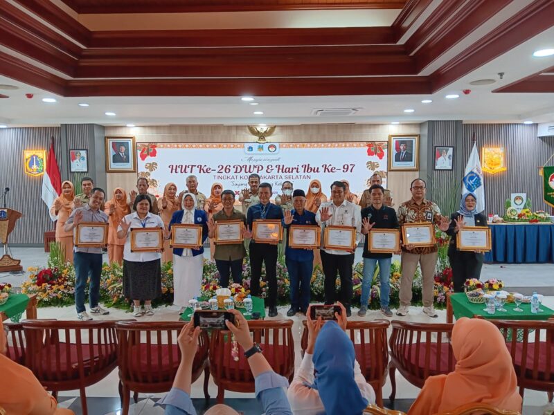 Ribuan Aparatur Sipil Negara di Pemerintahan Kota Jakarta Selatan memperingati hari Ulang Tahun Darma Wanita Persatuan (DWP) ke 26 sekaligus juga memperingati Hari Ibu yang ke 97.