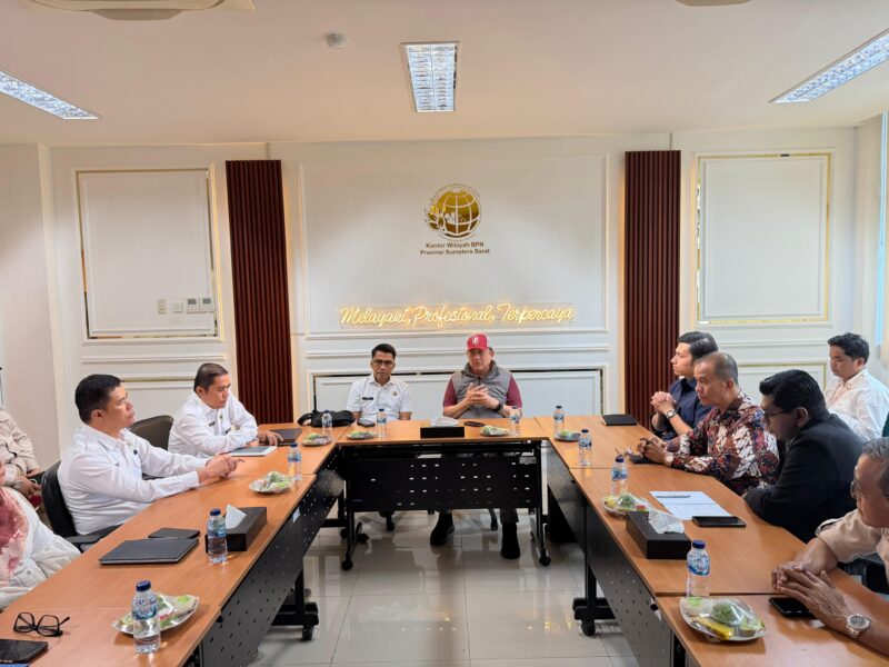 Foto: Kepala Kanwil ATR/BPN Sumatera Barat, Teddi Guspriadi, menyambut baik dorongan penataan RT RW yang disampaikan Irman Gusman.