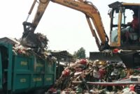 Foto: Krisis Sampah Tangsel: Alat Berat Angkut Tumpukan Sampah ke Truk Dinas Kebersihan.