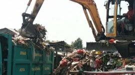 Foto: Krisis Sampah Tangsel: Alat Berat Angkut Tumpukan Sampah ke Truk Dinas Kebersihan.