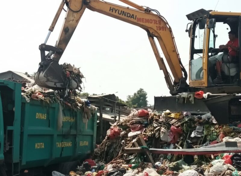 Foto: Krisis Sampah Tangsel: Alat Berat Angkut Tumpukan Sampah ke Truk Dinas Kebersihan.