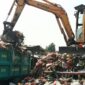 Foto: Krisis Sampah Tangsel: Alat Berat Angkut Tumpukan Sampah ke Truk Dinas Kebersihan.