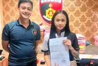 Josephine perempuan melaporkan dugaan tindak pidana pengeroyokan ke Polres Metro Depok usai mengalami kekerasan fisik di sebuah tempat biliar di kawasan Pancoran Mas