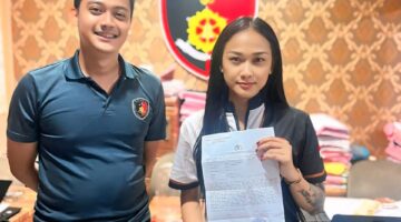 Josephine perempuan melaporkan dugaan tindak pidana pengeroyokan ke Polres Metro Depok usai mengalami kekerasan fisik di sebuah tempat biliar di kawasan Pancoran Mas