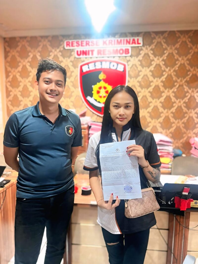 Josephine perempuan melaporkan dugaan tindak pidana pengeroyokan ke Polres Metro Depok usai mengalami kekerasan fisik di sebuah tempat biliar di kawasan Pancoran Mas