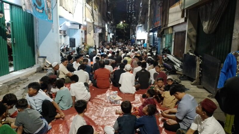 Foto: Ratusan jamaah memadati jalan lingkungan saat mengikuti tahlil 40 hari wafatnya Hj. Obay binti H. Ishak di Jalan Duri Utara, Tambora, Jakarta Barat, Sabtu (20/12/2025).
