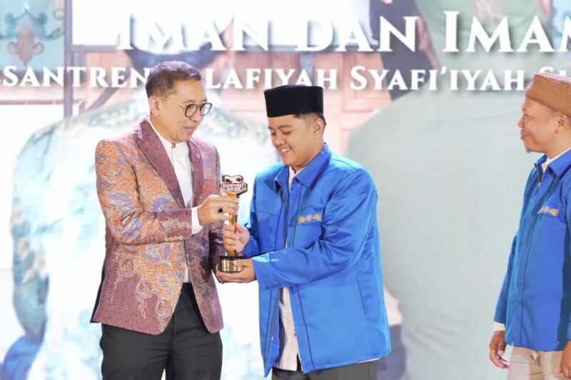 Foto: Menteri Kebudayaan Fadli Zon memberikan langsung Hadiah kepada para pemenang.