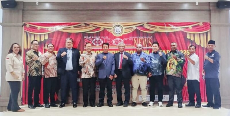 Foto: Sejumlah penerima Sorot News Golden Award 2025 berfoto bersama usai penganugerahan “Tokoh Motivator dan Inspirasi Negeri” di Aula Kampus Pascasarjana Universitas Pertahanan RI, Jakarta Pusat