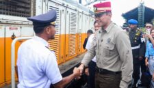 Menteri Koordinator Bidang Infrastruktur dan Pembangunan Kewilayahan, Agus Harimurti Yudhoyono (AHY), meninjau langsung kesiapan layanan angkutan Natal dan Tahun Baru (Nataru) di Stasiun Gambir,