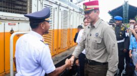 Menteri Koordinator Bidang Infrastruktur dan Pembangunan Kewilayahan, Agus Harimurti Yudhoyono (AHY), meninjau langsung kesiapan layanan angkutan Natal dan Tahun Baru (Nataru) di Stasiun Gambir,